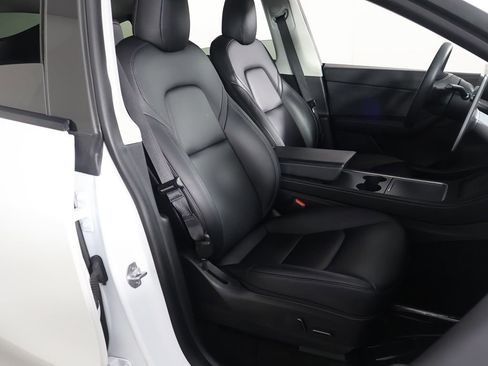 Used 2021 Tesla Model Y Long Range image 32