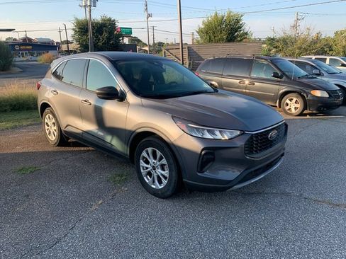 Used 2023 Ford Escape Active w/ Tech Pack #1 FWD image 3