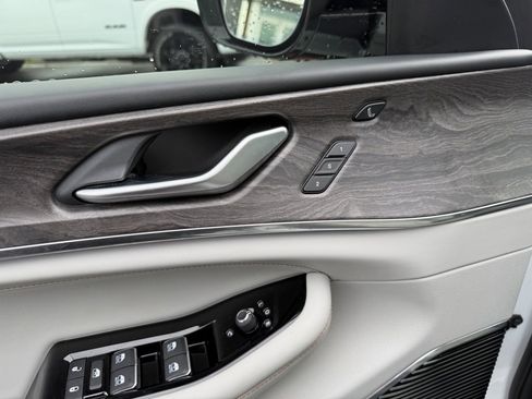 Used 2023 Jeep Grand Cherokee Overland w/ Adv Protech Group III image 14