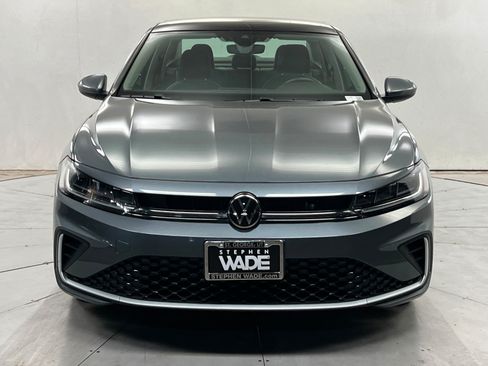 Used 2025 Volkswagen Jetta SE FWD image 9