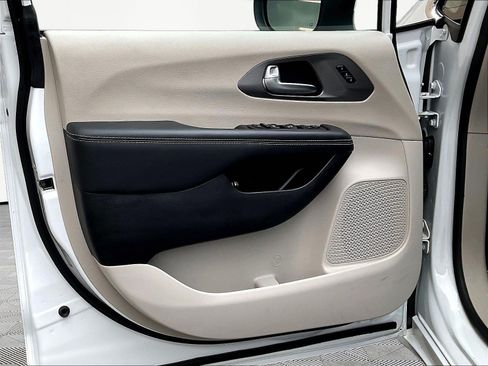 Used 2023 Chrysler Pacifica Touring-L FWD image 20