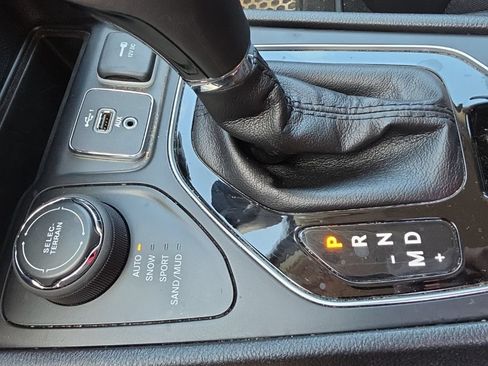 Used 2019 Jeep Cherokee Latitude Plus AWD/4WD image 12