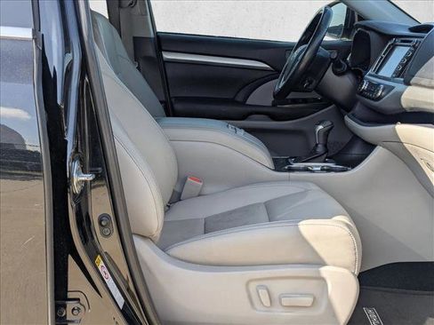 Used 2019 Toyota Highlander XLE image 25
