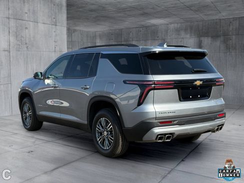 Used 2024 Chevrolet Traverse LT FWD image 4