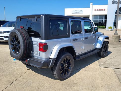 Used 2022 Jeep Wrangler Unlimited Sahara w/ Cold Weather Group image 7