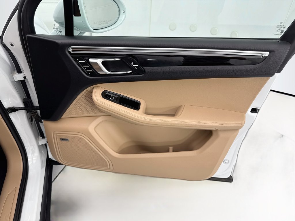 Certified 2025 Porsche Macan AWD/4WD image 25