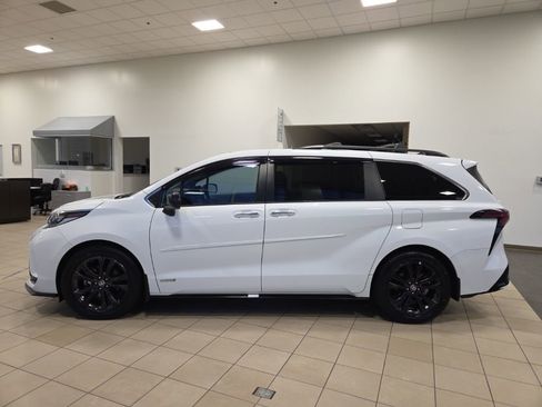 Used 2021 Toyota Sienna XSE w/ XSE Plus Package image 2