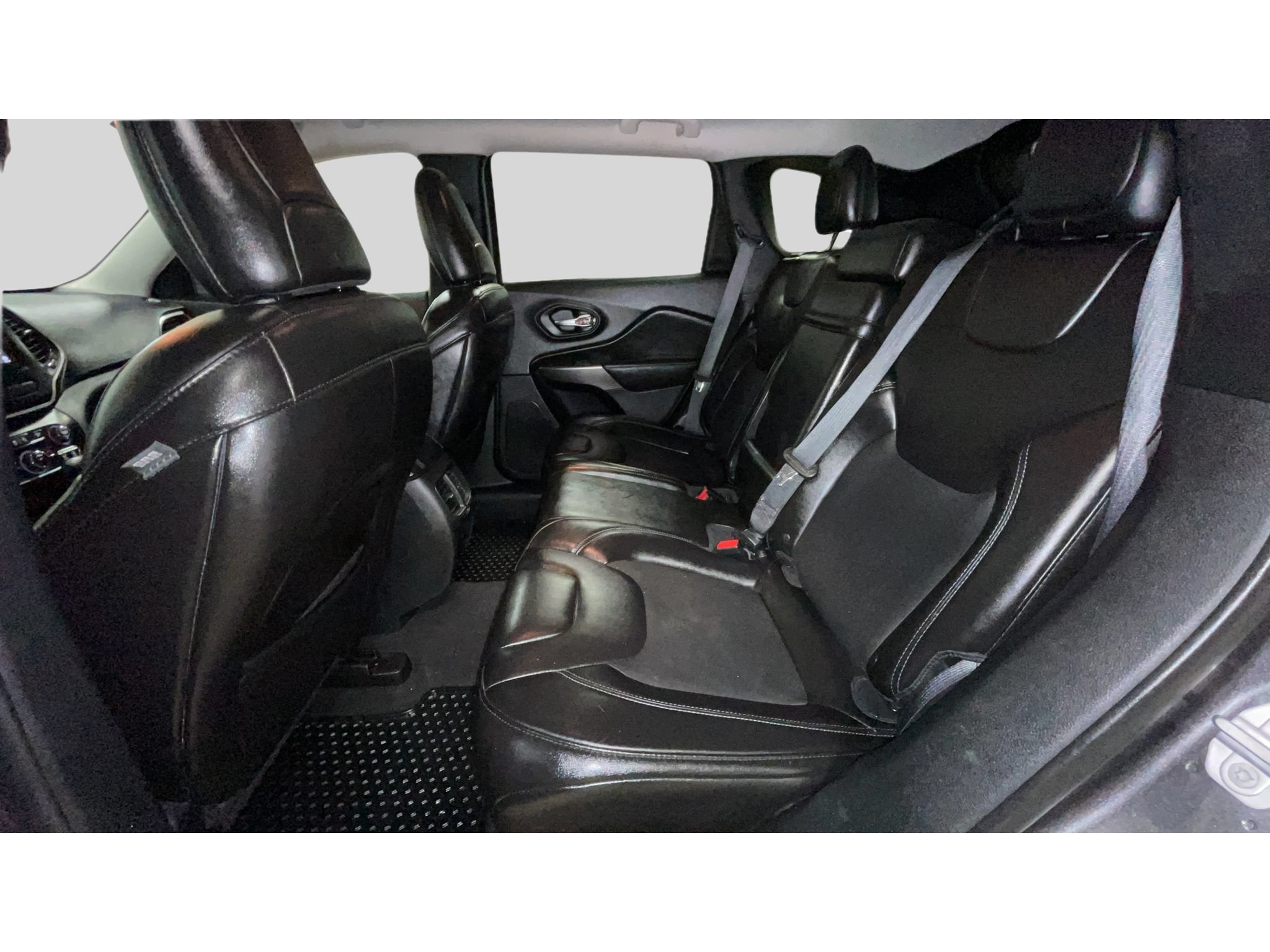 Used 2019 Jeep Cherokee Latitude Plus w/ Cold Weather Group AWD/4WD image 12