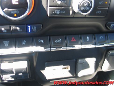 Used 2022 Chevrolet Silverado 2500 LTZ w/ LTZ Premium Package AWD/4WD image 25