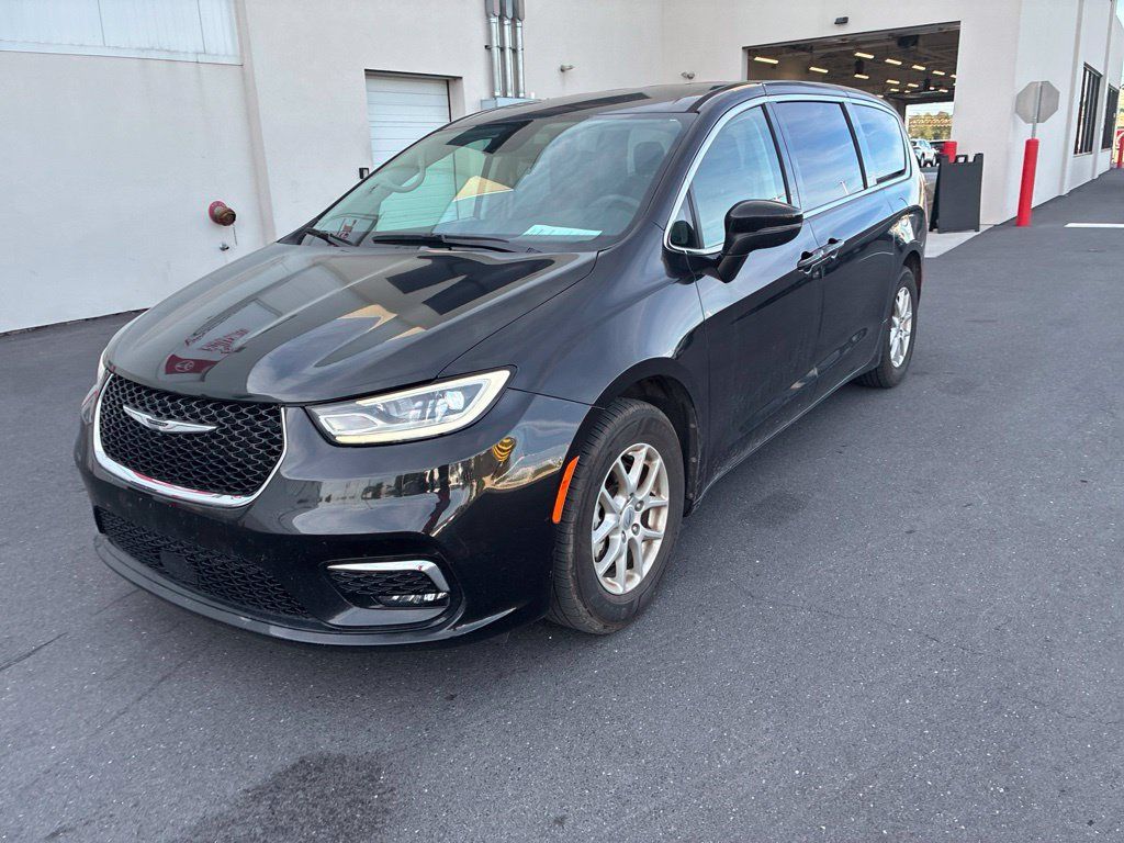 Used 2023 Chrysler Pacifica Touring-L FWD image 19