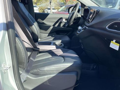 New 2026 Chrysler Pacifica Select FWD image 33