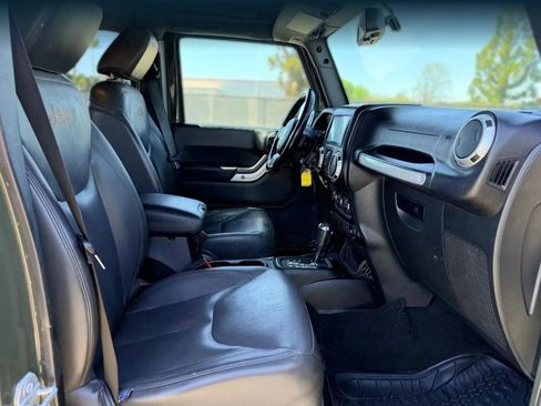 Used 2015 Jeep Wrangler Unlimited Sahara w/ Connectivity Group AWD/4WD image 18