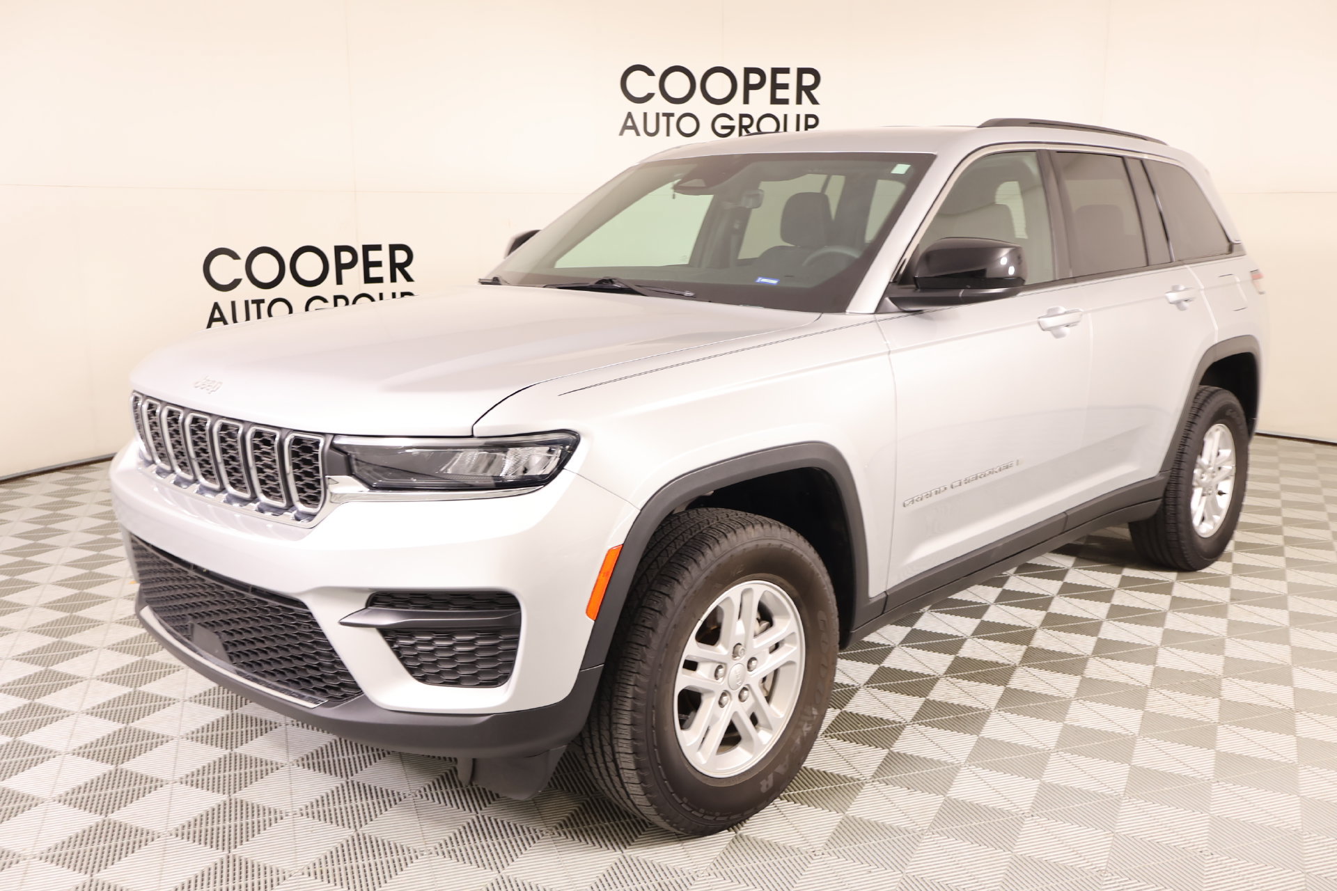 Used 2025 Jeep Grand Cherokee Laredo AWD/4WD image 9