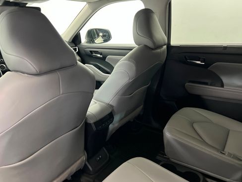 Used 2021 Toyota Highlander XLE AWD/4WD image 20