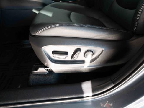 Used 2023 Toyota Corolla Cross XLE image 12