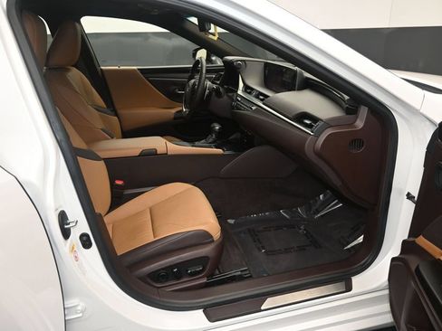 Used 2019 Lexus ES 350 Ultra Luxury w/ Accessory Package FWD image 11