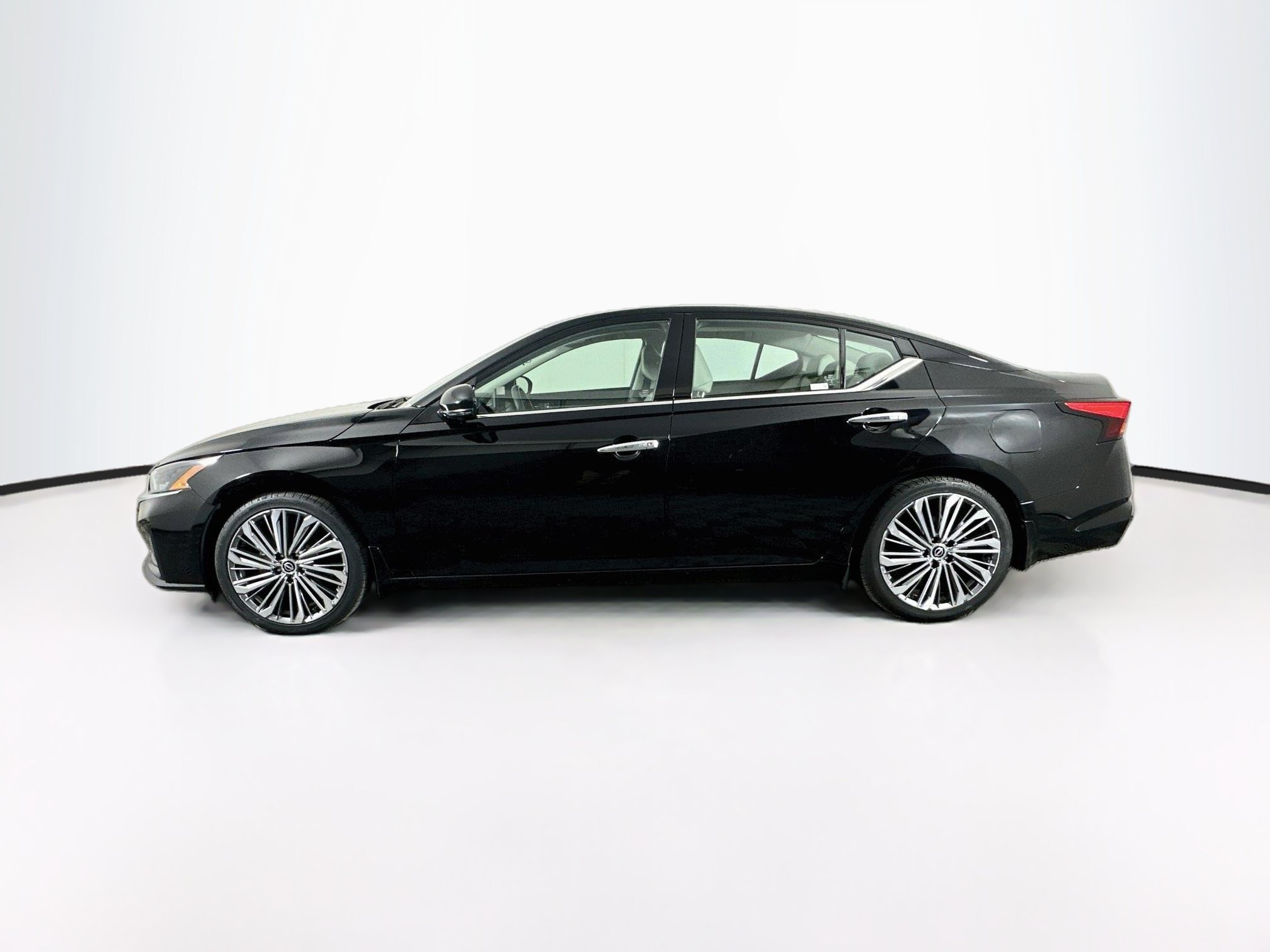 Used 2023 Nissan Altima 2.5 SL FWD image 4