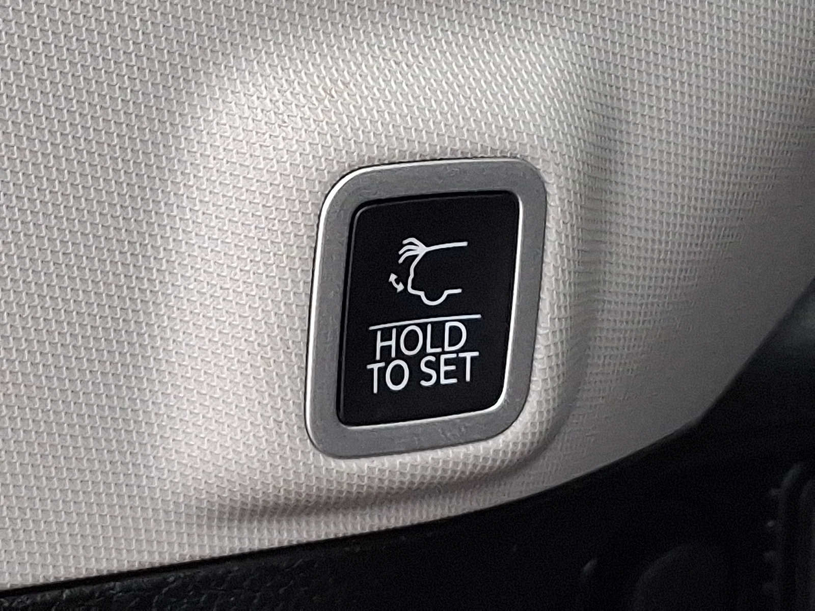 Used 2023 Jeep Grand Cherokee Laredo w/ Luxury Tech Group I AWD/4WD image 28
