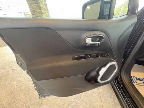 Used 2019 Jeep Renegade Latitude FWD image 19