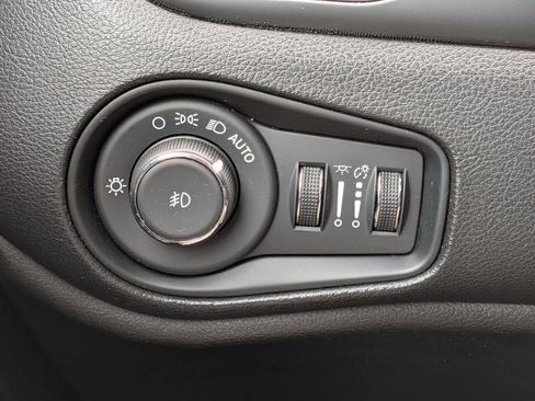Used 2023 Jeep Renegade Latitude AWD/4WD image 16
