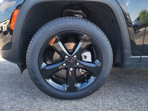Used 2024 Jeep Grand Cherokee Limited w/ Black Appearance Package RWD image 9