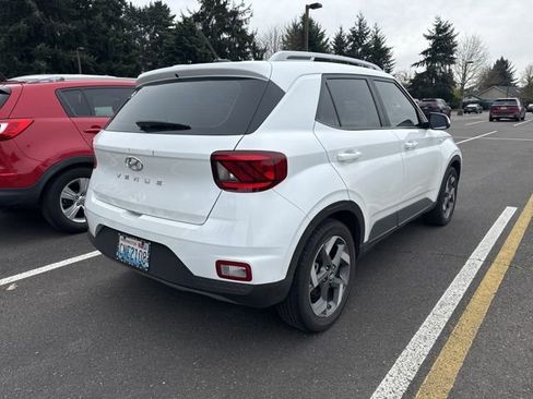 Used 2024 Hyundai Venue SEL image 3