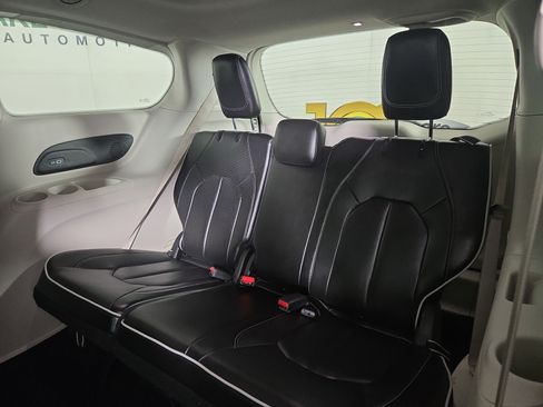 Used 2023 Chrysler Pacifica Limited FWD image 12