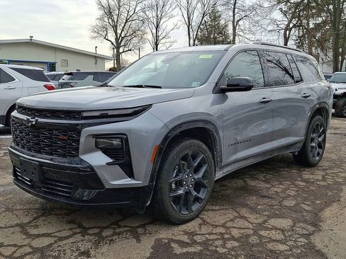 Used 2024 Chevrolet Traverse RS image 3