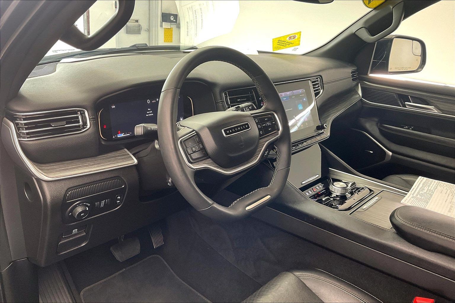 Used 2024 Jeep Wagoneer L Series III w/ Flexible Seating Group AWD/4WD image 14