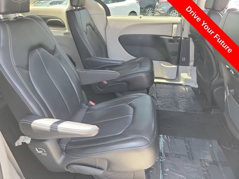Used 2023 Chrysler Pacifica Touring-L FWD image 21
