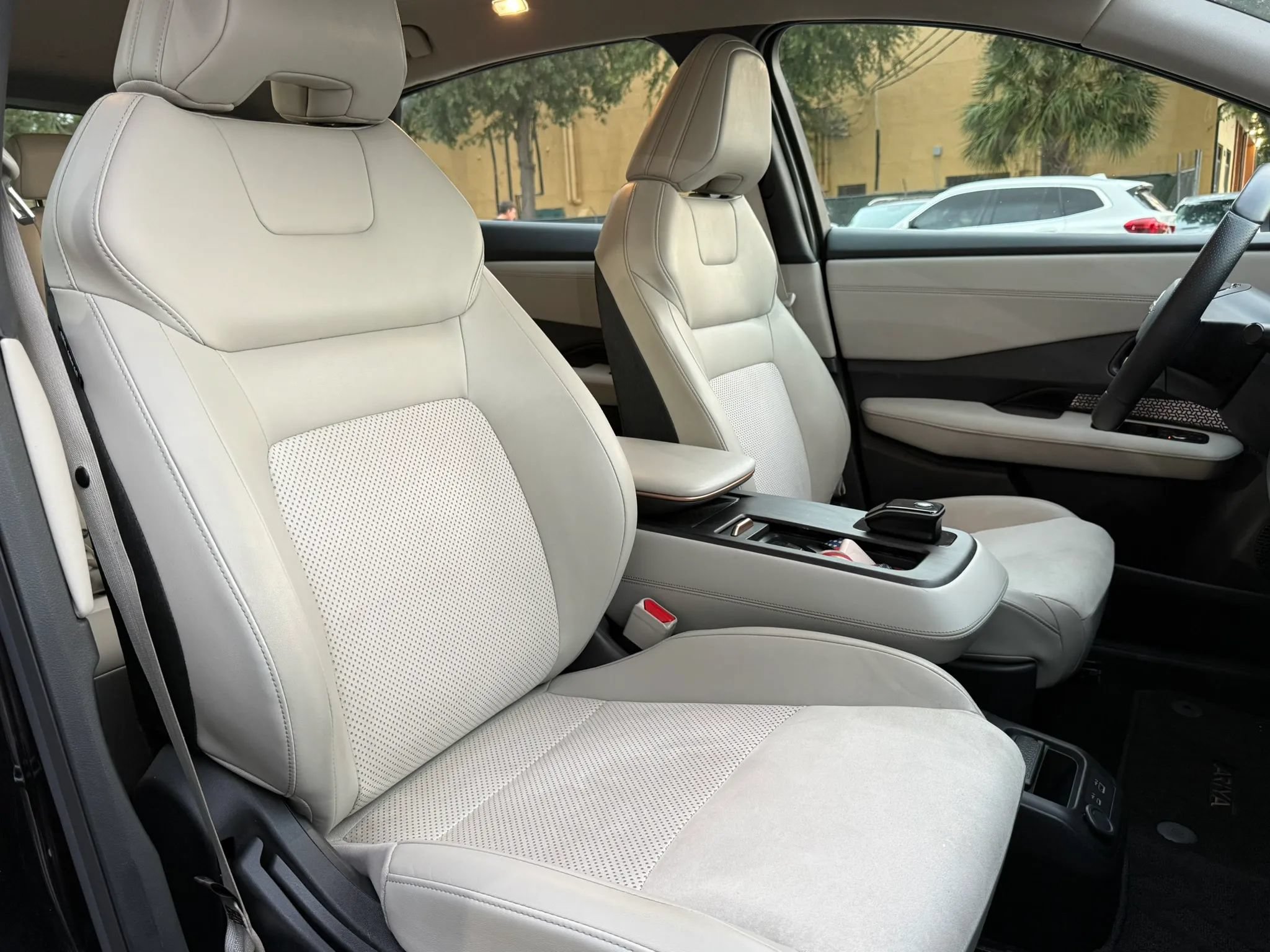 Used 2024 Nissan Ariya FWD image 14