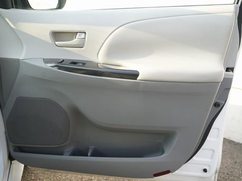 Used 2011 Toyota Sienna image 29