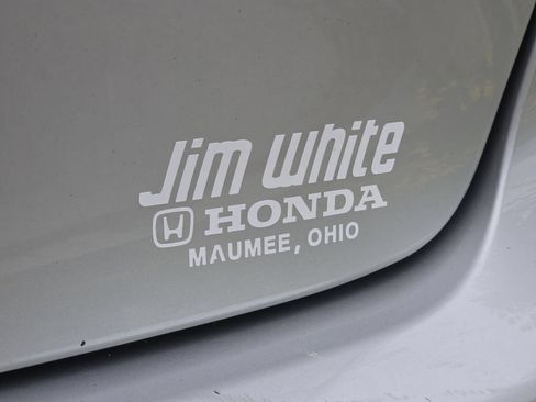 Used 2024 Chrysler Pacifica Touring-L FWD image 10