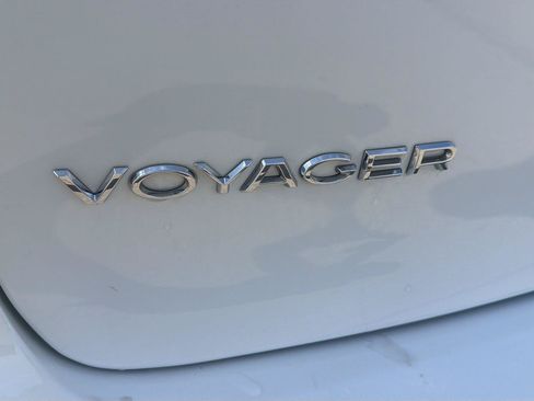 Used 2023 Chrysler Voyager LX FWD image 10