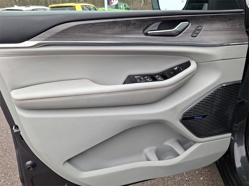 Used 2022 Jeep Grand Cherokee Overland image 13