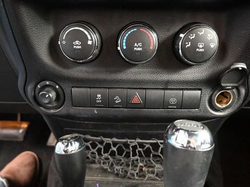 Used 2017 Jeep Wrangler Unlimited Rubicon w/ Connectivity Group image 25