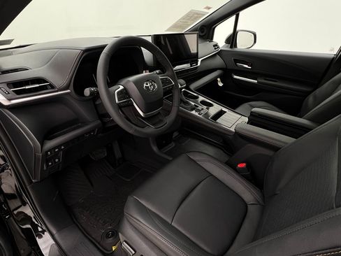 Used 2025 Toyota Sienna XLE Woodland Edition image 13