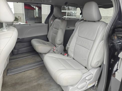 Used 2017 Toyota Sienna XLE image 16
