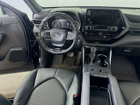 Used 2024 Toyota Highlander XSE FWD image 18
