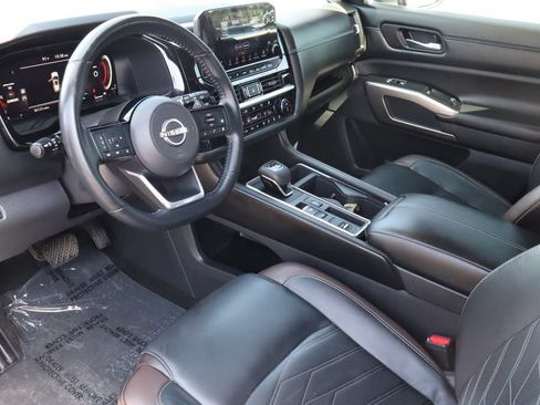 Used 2023 Nissan Pathfinder Platinum w/ Lighting Package (N93) FWD image 16