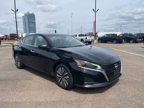 Used 2024 Nissan Altima 2.5 SV image 9