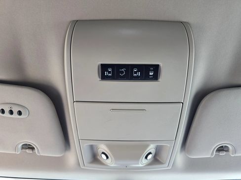 Used 2016 Chrysler Town & Country Limited FWD image 39