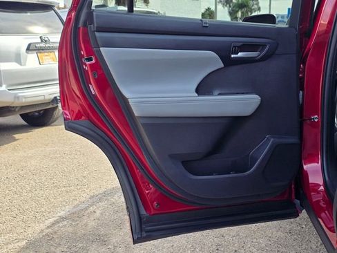 Used 2023 Toyota Highlander XLE image 20