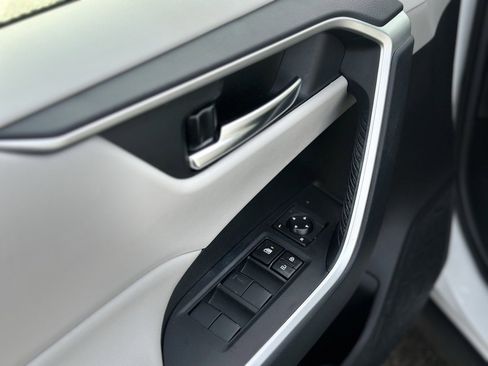 Used 2020 Toyota RAV4 XLE image 16