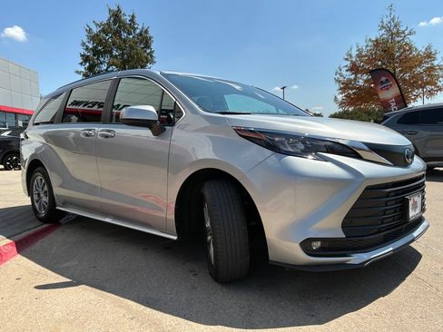 Used 2025 Toyota Sienna XLE FWD image 4