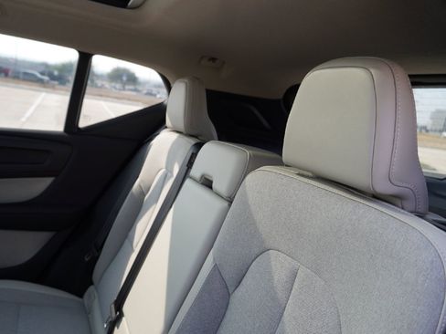 Used 2020 Volvo XC40 T4 Momentum image 23