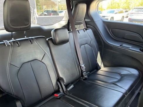 Used 2025 Chrysler Pacifica Select image 13