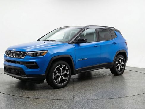 Used 2025 Jeep Compass Limited AWD/4WD image 3