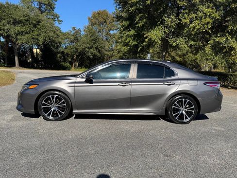 Used 2020 Toyota Camry SE image 3