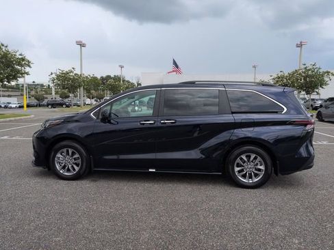 Used 2025 Toyota Sienna XLE FWD image 7